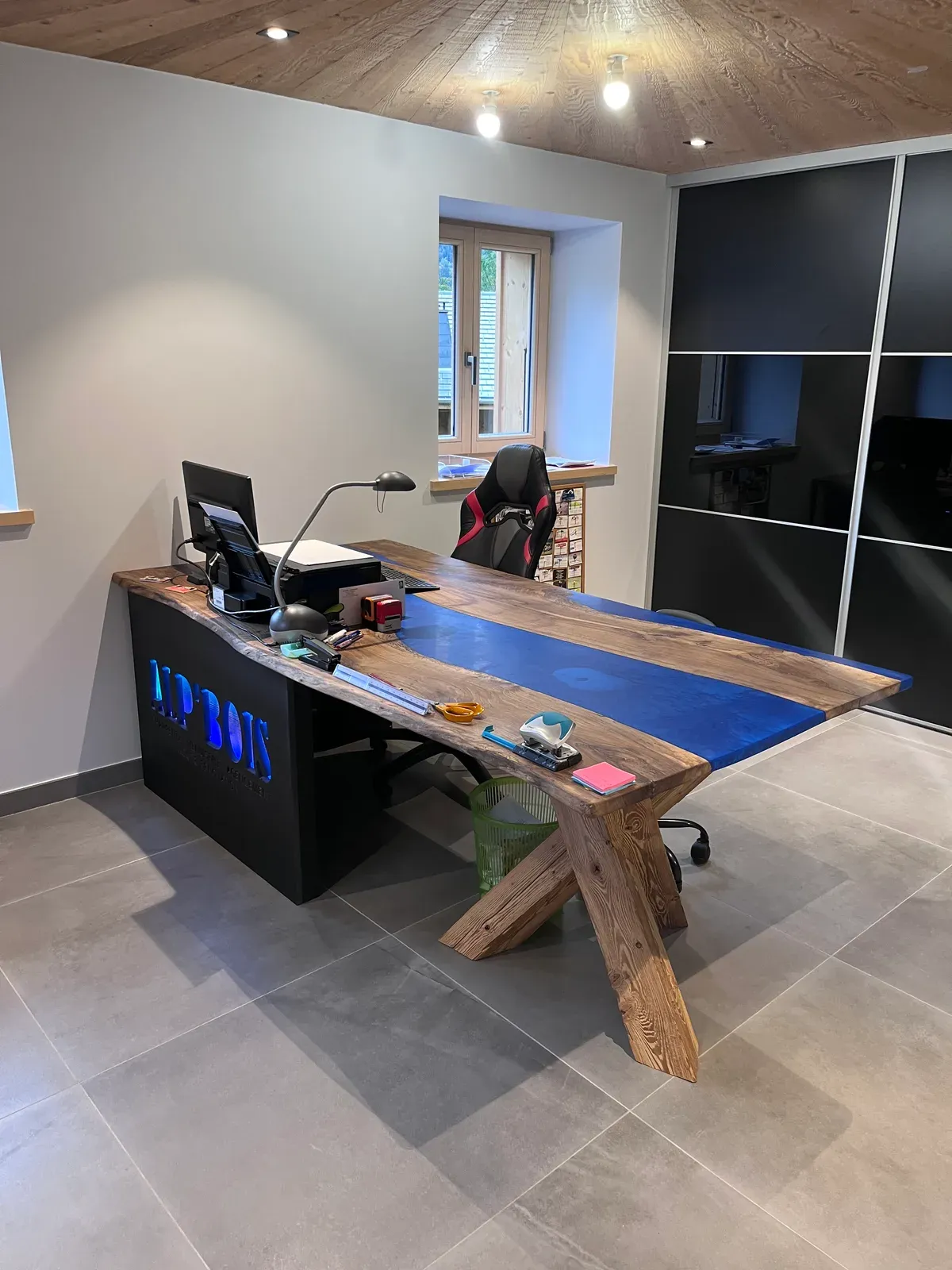Plan de bureau en vieux bois et coulée de résine époxy bleue, réalisation Rob’Art