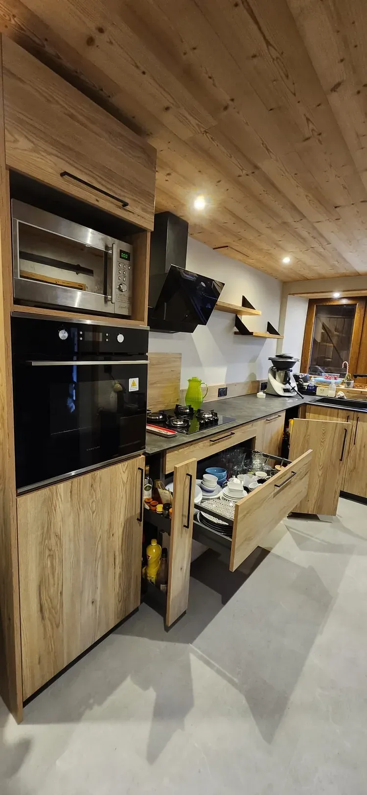Cuisine équipée en vieux bois avec four et micro-ondes encastrés, réalisation Rob’Art en Haute-Savoie