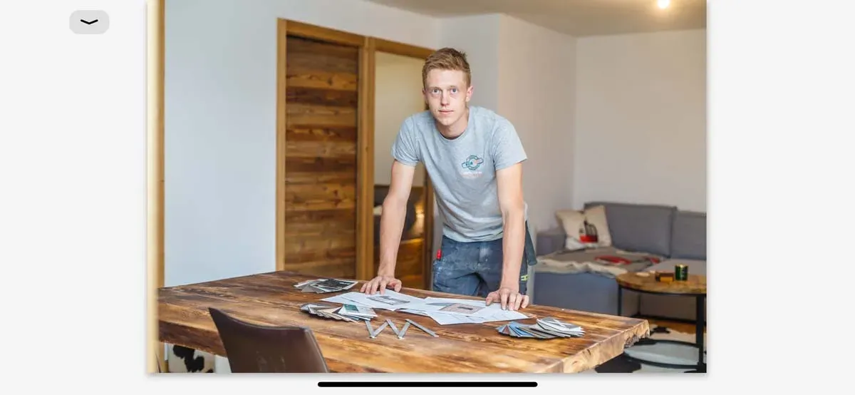Artisan Rob'Art présentant un projet d'agencement sur mesure